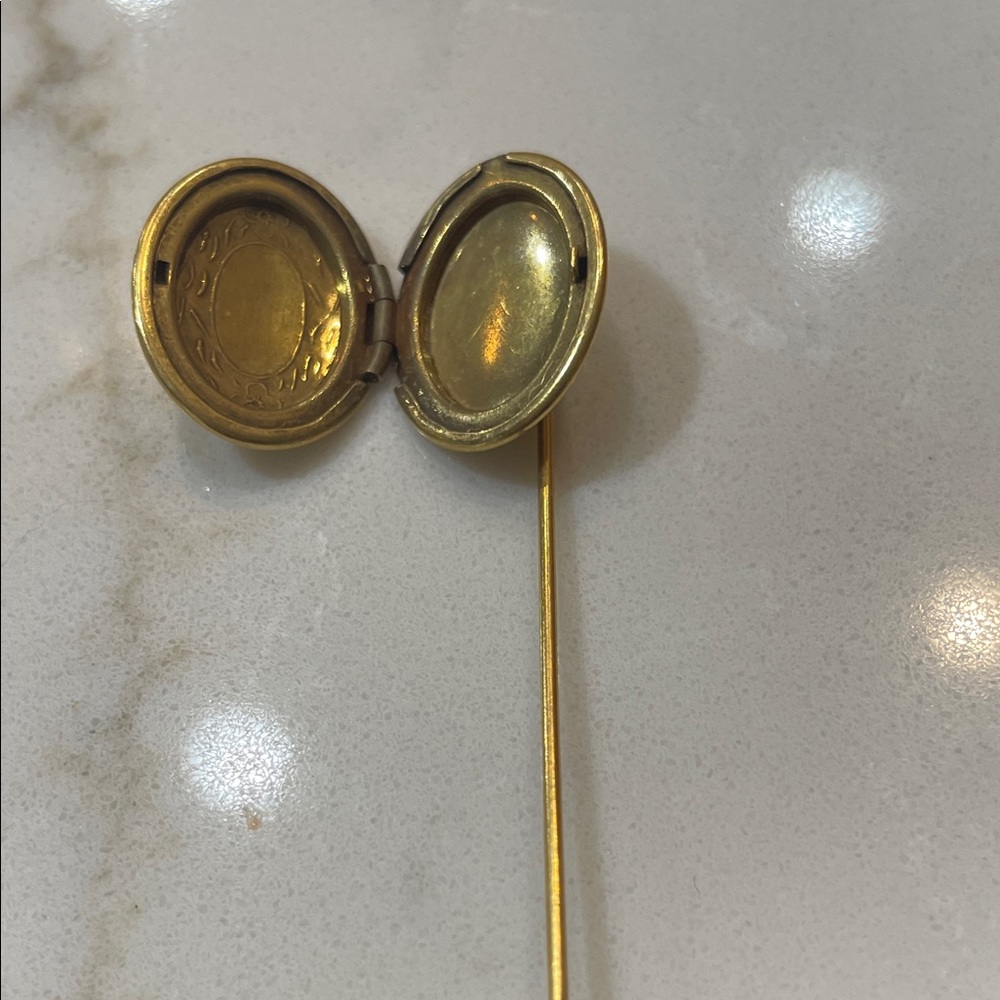Gold Lapel Pin - Picture 3 of 4